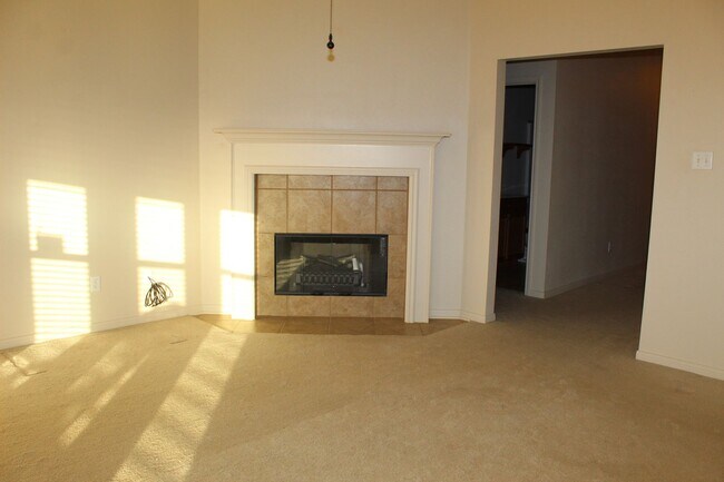 Foto del edificio - 4 BEDROOM, EASY COMMUTE