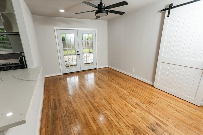 Building Photo - 10937 Greenwillow St