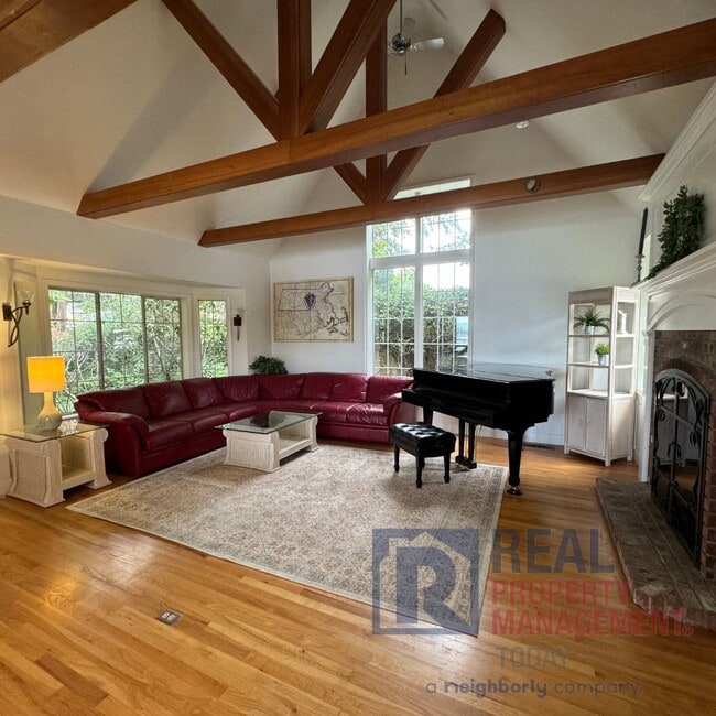 Building Photo - Charming French Cottage-Style Waterfront H...