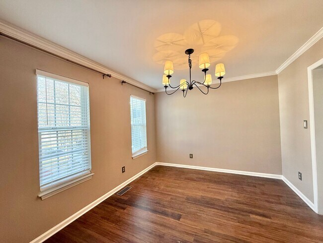 Foto del edificio - Newly Remodeled 3BD, 2.5BA Raleigh Home with a Fenced Yard Near RDU Airport, Shopping, Dining, an...