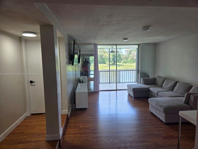 Foto del edificio - 3750 Inverrary Dr