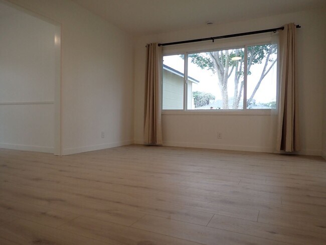 Building Photo - Single Family House in Desirable Neighborhood