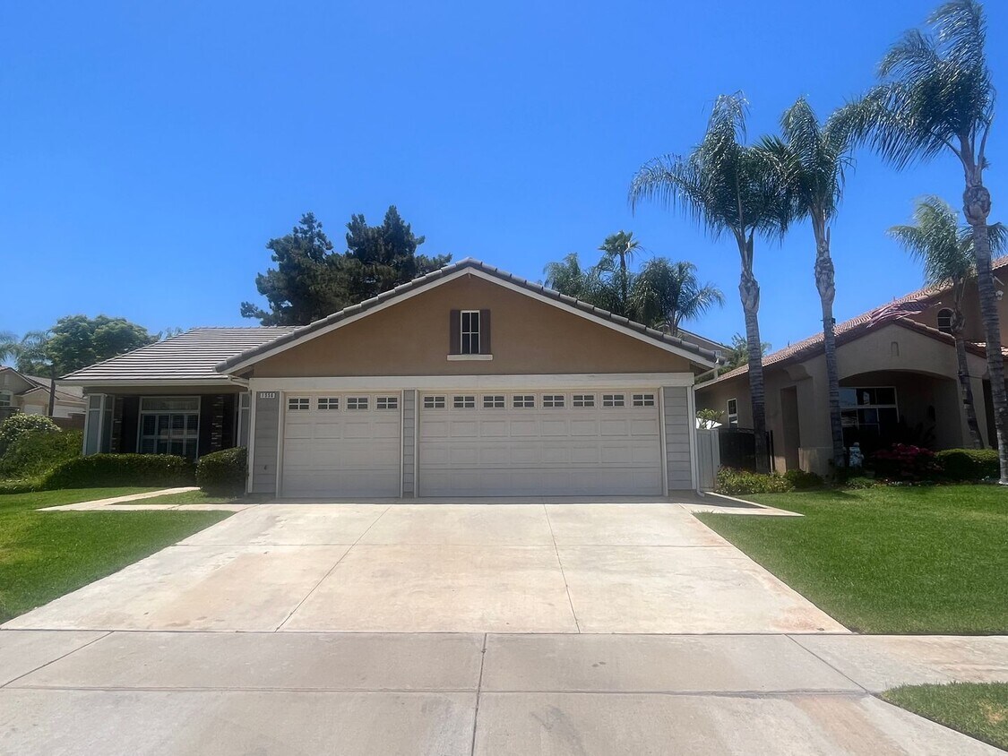 Foto principal - Beautiful Single-Story Corona Home-1556 Ir...