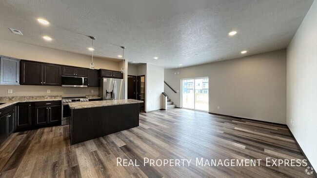 Building Photo - Modern Luxury: 3 Bed, 2.5 Bath