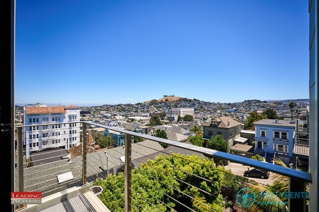 Foto del edificio - Noe Valley: Top Floor Condo w/ City Views, Garage Parking & W/D in unit
