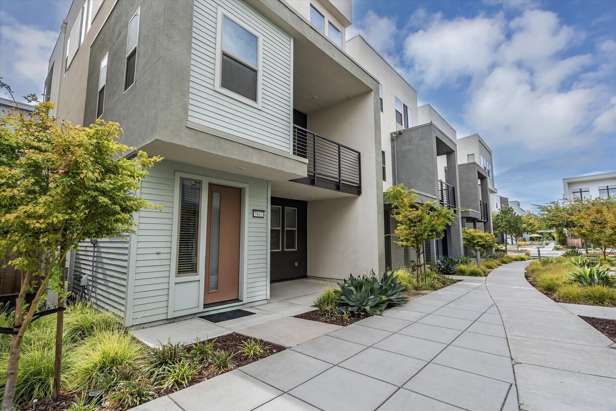 Primary Photo - Welcome to this stunning 4-bedroom, 3.5-ba...