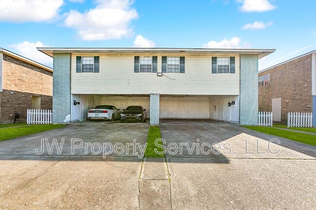 Foto del edificio - 913 Monterey Ct W