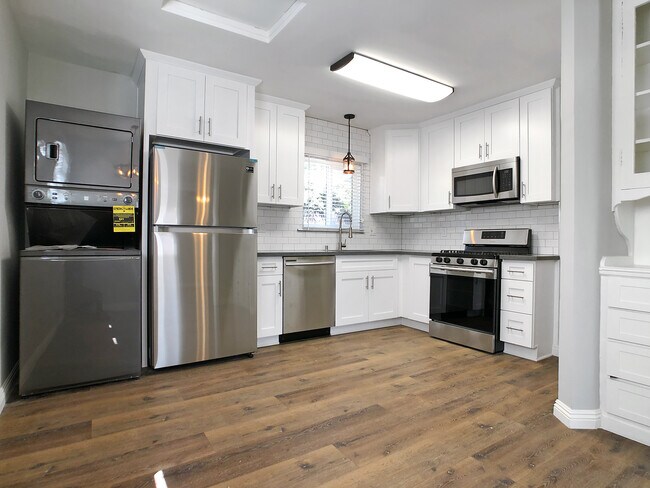 Foto del edificio - 648 N Mentor Ave