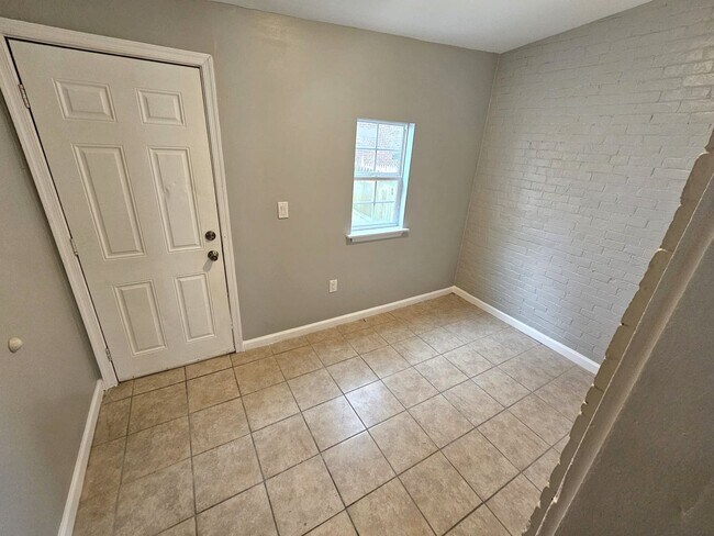 Building Photo - 3 Bedroom 1 bathroom Available