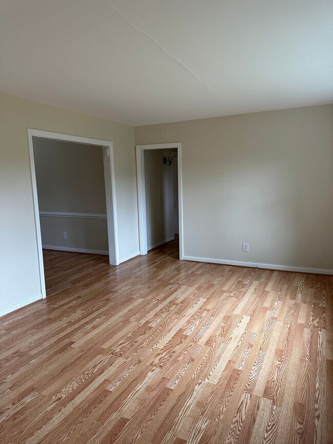 Foto del edificio - $2,300 / 3 br / 1.0 ba / 1,008 sqft