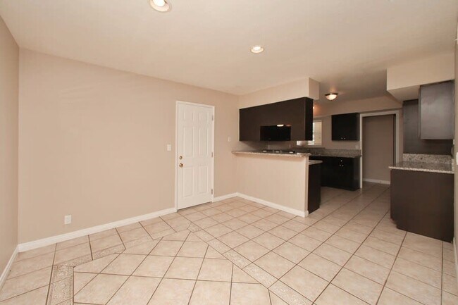 Building Photo - 1103 W Chevy Chase Dr