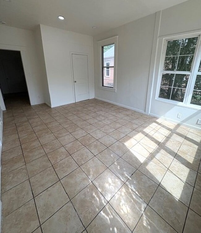 Building Photo - 3 Bedroom / 2.5 Bath Multi-Level Home in SLC!