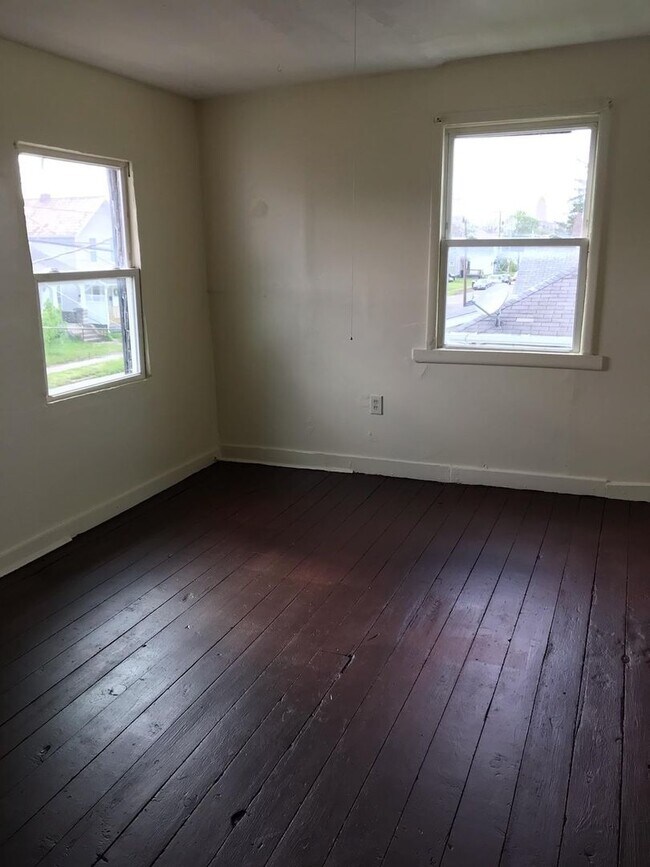 Building Photo - 2 bedrooms 1 bath