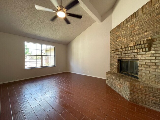 Foto del edificio - AVAILABLE NOW - 2 Bedroom 1 Bath Two Story...