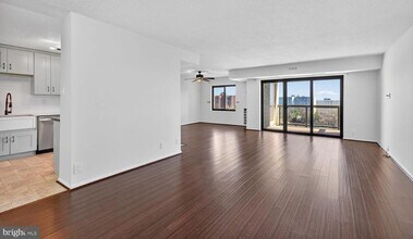 Building Photo - 307 Yoakum Pkwy