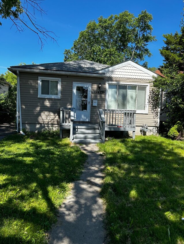 Primary Photo - 19427 NORBORNE, REDFORD - AVAILABLE FOR LEASE