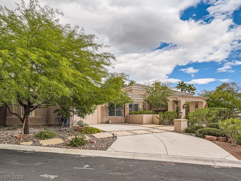 Foto principal - 300 Pinon Hills Ct