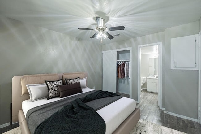 Building Photo - Great Location!