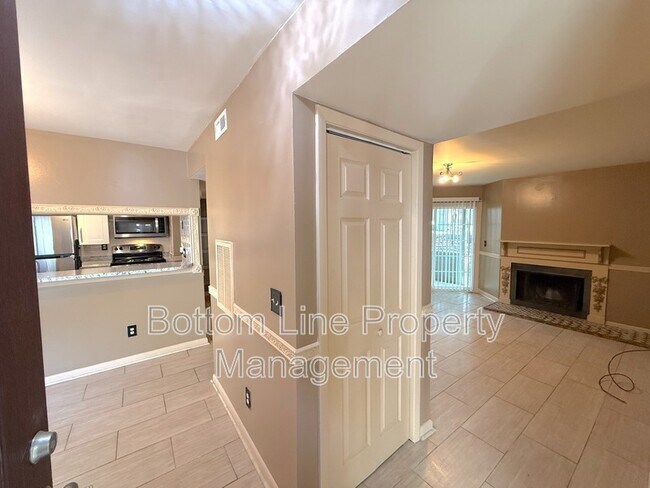 Foto del edificio - 4417 Sharon Chase Dr