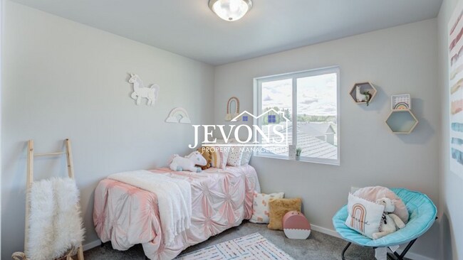 Foto del edificio - Beautiful 4-bedroom home with fenced backy...