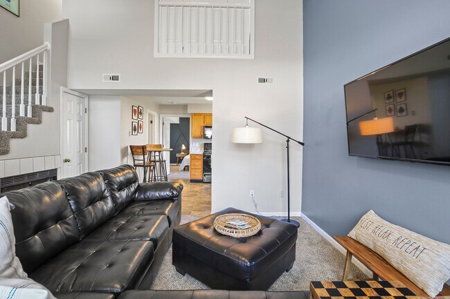 Building Photo - 3 bedroom, 2 bathroom fully furnished on t...