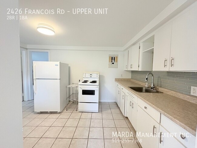 Photo du bâtiment - SPACIOUS 2+1 BEDR/1 BATH UPPER UNIT - EAST...