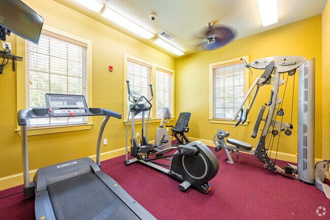 Gimnasio - Pine Crest Apartments