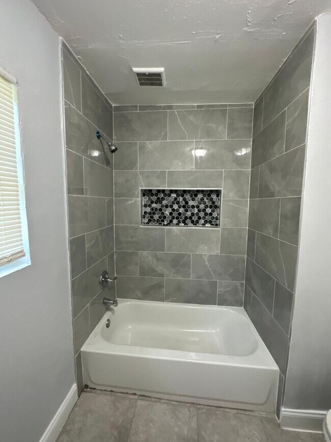 Building Photo - Fully Renovated 3/1 Single Family House Av...