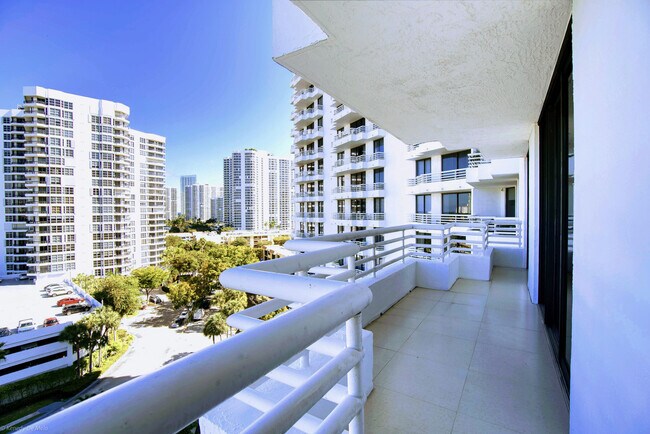 Foto del edificio - 3300 NE 192 St