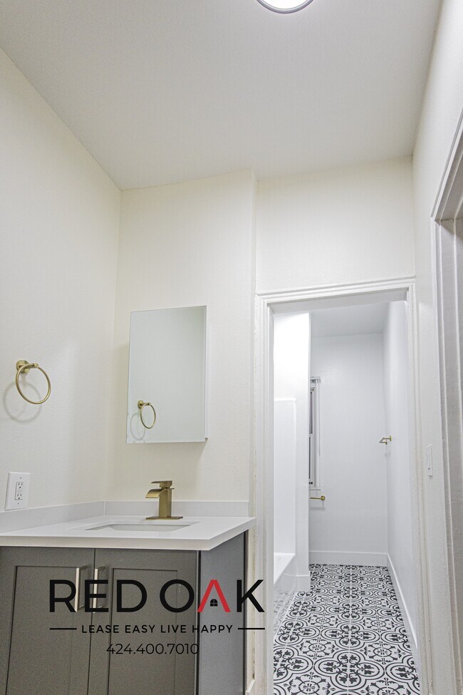 Foto del edificio - Amazing  Completely Remodeled Two Bedroom ...