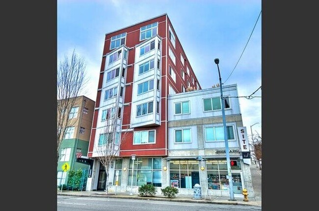 Foto del edificio - Incredible Deal, 2 WEEKS FREE RENT/ TOP FLOOR Condo/PARKING INCLUDED!