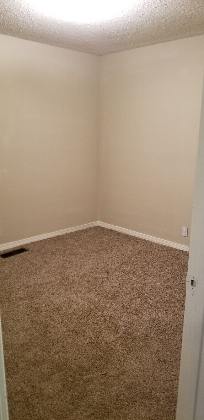Foto del edificio - 5123 Hillside Drive, Unit B