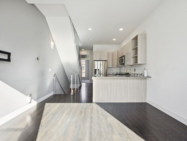 Building Photo - Stunning LOHI 2bd/2ba Townhome w/ Private Garage and Rooftop! Available 4/6/26!