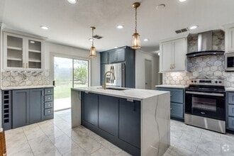 Building Photo - 320 S Mesa Verde Way