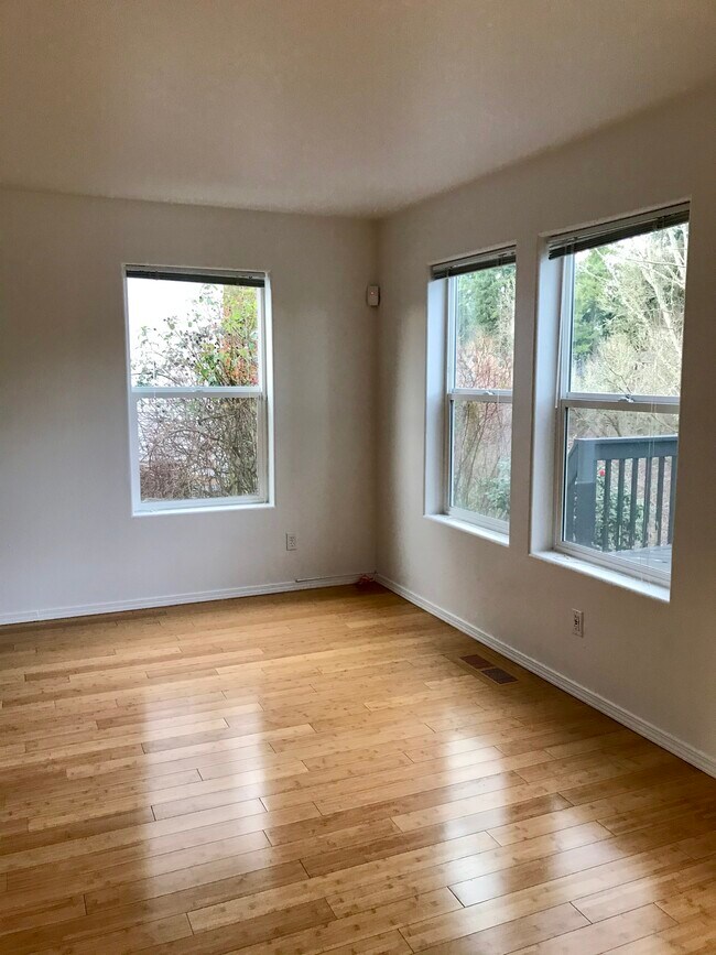 Large windows - 1552 SE Ripplewood Ave