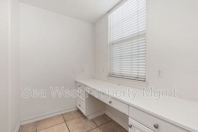 Building Photo - 208 Sanford St