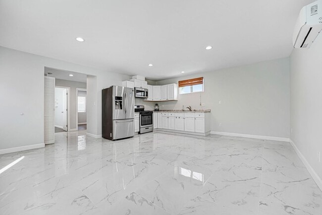 Building Photo - Private & Renovated 2-Bedroom Guest House in Prime Granada Hills Location