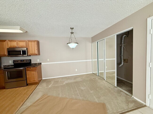 Building Photo - Belleair Village Condo 1/1 Open floor plan