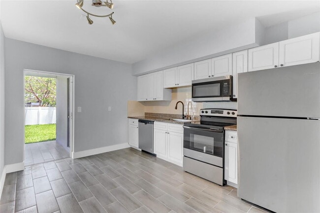 Building Photo - 2822 N Dixie Hwy