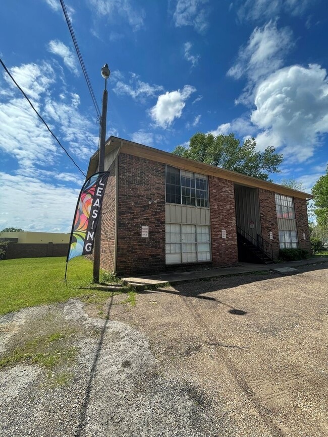 Building Photo - 307 Canada St