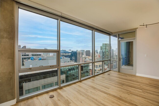 Building Photo - S/W Facing Icon Penthouse with Spectular Ballpark, Bay, and Ocean Views