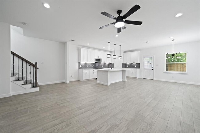 Building Photo - 1071 St Clair St