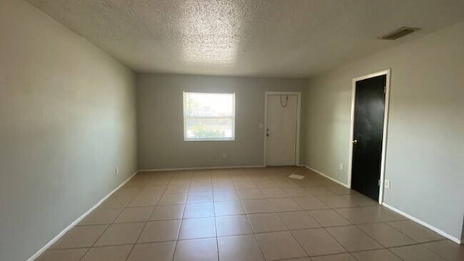 Building Photo - Nicely Remodeled & Updated 2 Bedroom 2 Bat...