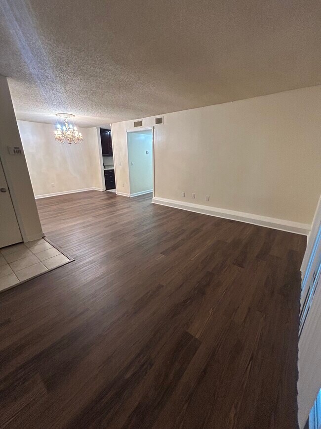01_Sala de estar - 1208 Bush River Rd