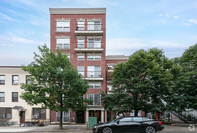 Building Photo - 216 Calyer St