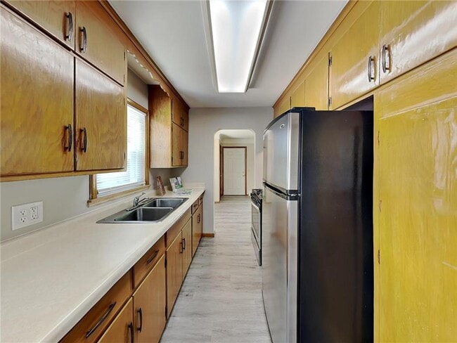 Foto del edificio - 5765 W Broadway