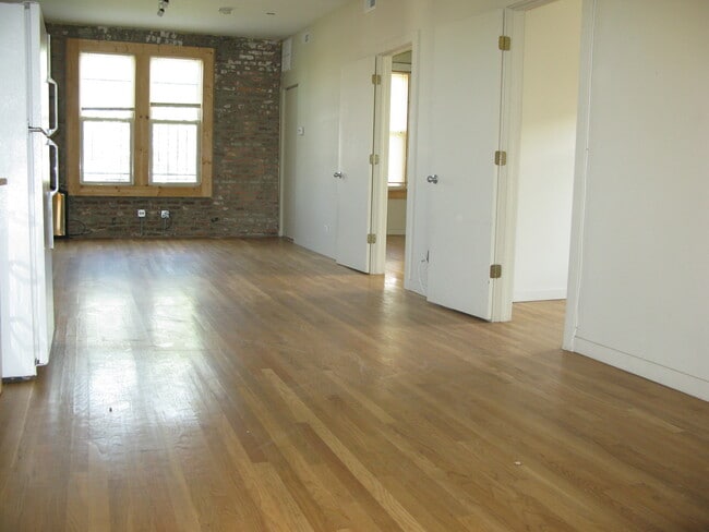 Foto del edificio - 3213 S Lituanica Ave