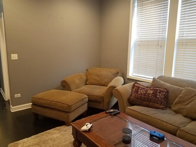 Foto del edificio - 2107 N Western Ave