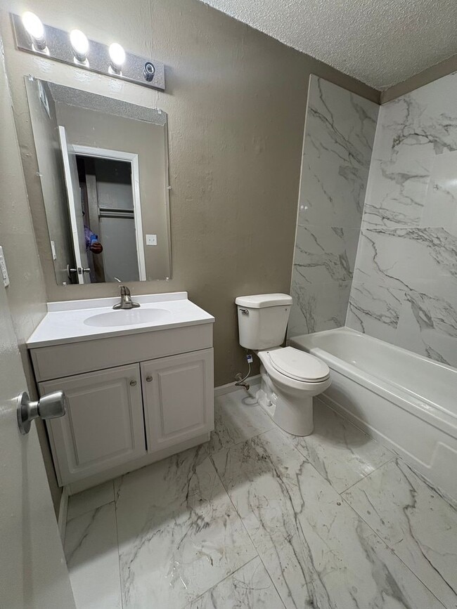 Building Photo - 1bedroom /1 bath ENTIRELY REMODELED