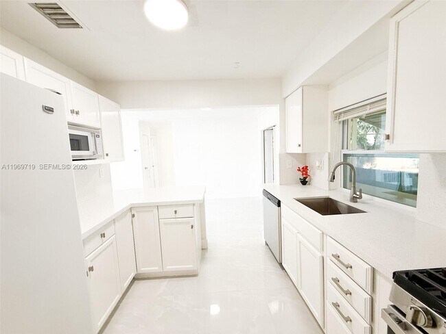 Foto del edificio - 7040 NW 24th St